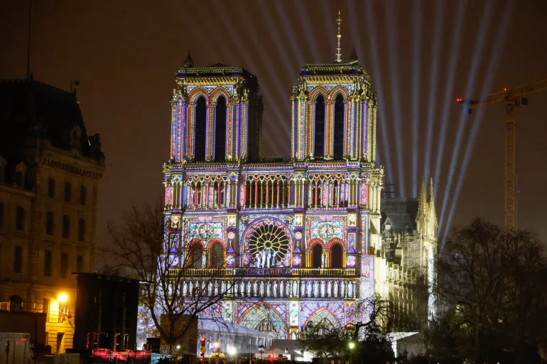 Lysshow på facaden af Notre-Dame i Paris om natten