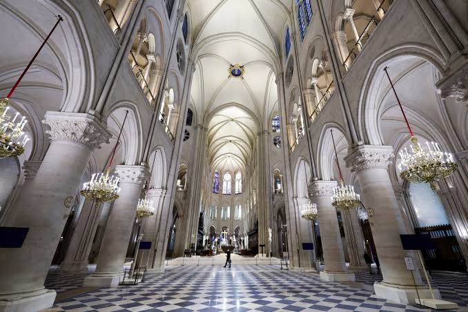 Det restaurerede hovedskib i Notre-Dame i Paris med lyse sten og lysekroner