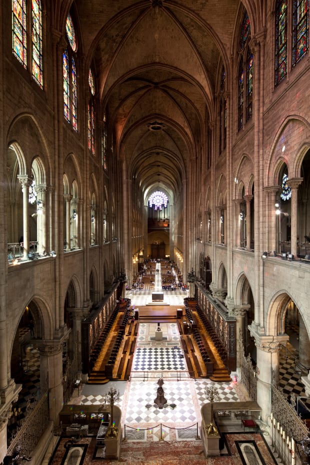 Vue d’ensemble de la nef de Notre-Dame de Paris depuis les tribunes