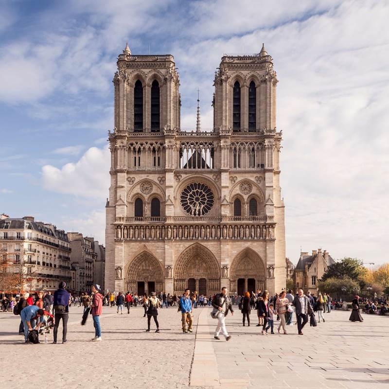 Besøgende på forpladsen foran vestfacaden af Notre-Dame i Paris