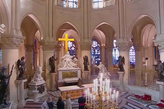 La Piétà de Nicolas Coustou et la croix de gloire dans le chœur de Notre-Dame